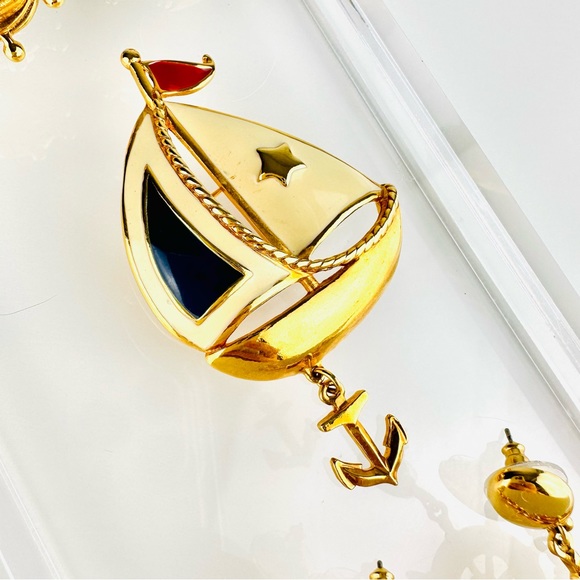 Vintage Avon Three Piece Nautical Sailboat Helm Enamel Brooch Earrings - Picture 6 of 13